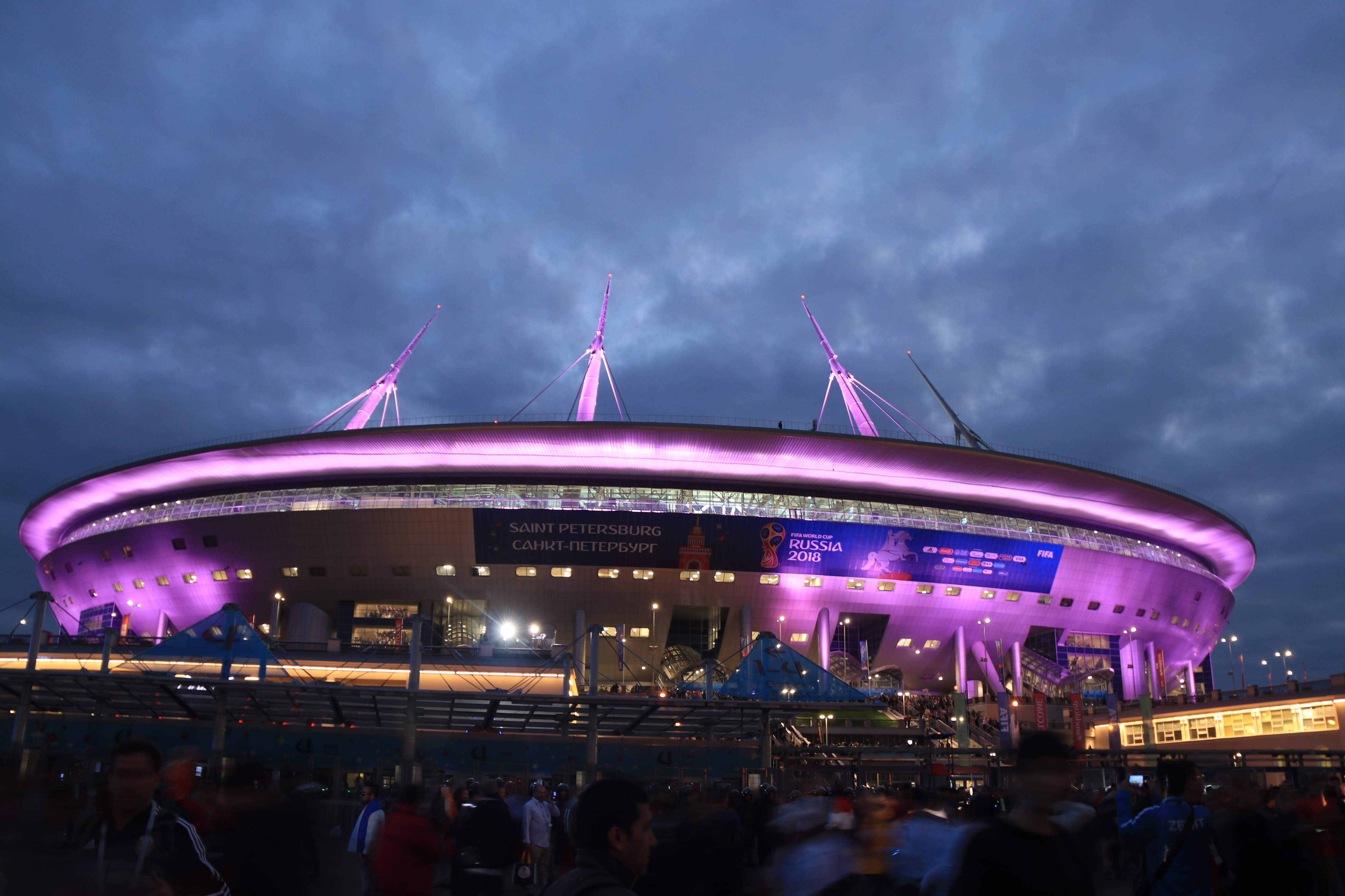 2018俄罗斯世界杯，天空被渲染成各种颜色的圣彼得堡体育场